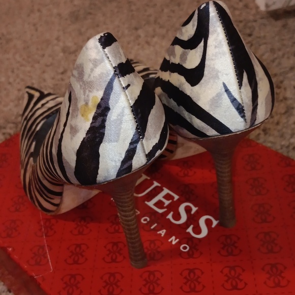 Guess carries heels. Zebra print - Picture 2 of 5